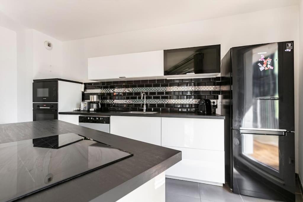 Grand Appartement , Paris La Defense Arena, 50 Metres De La Gare, 15 Min Champs Elysees ナンテール エクステリア 写真